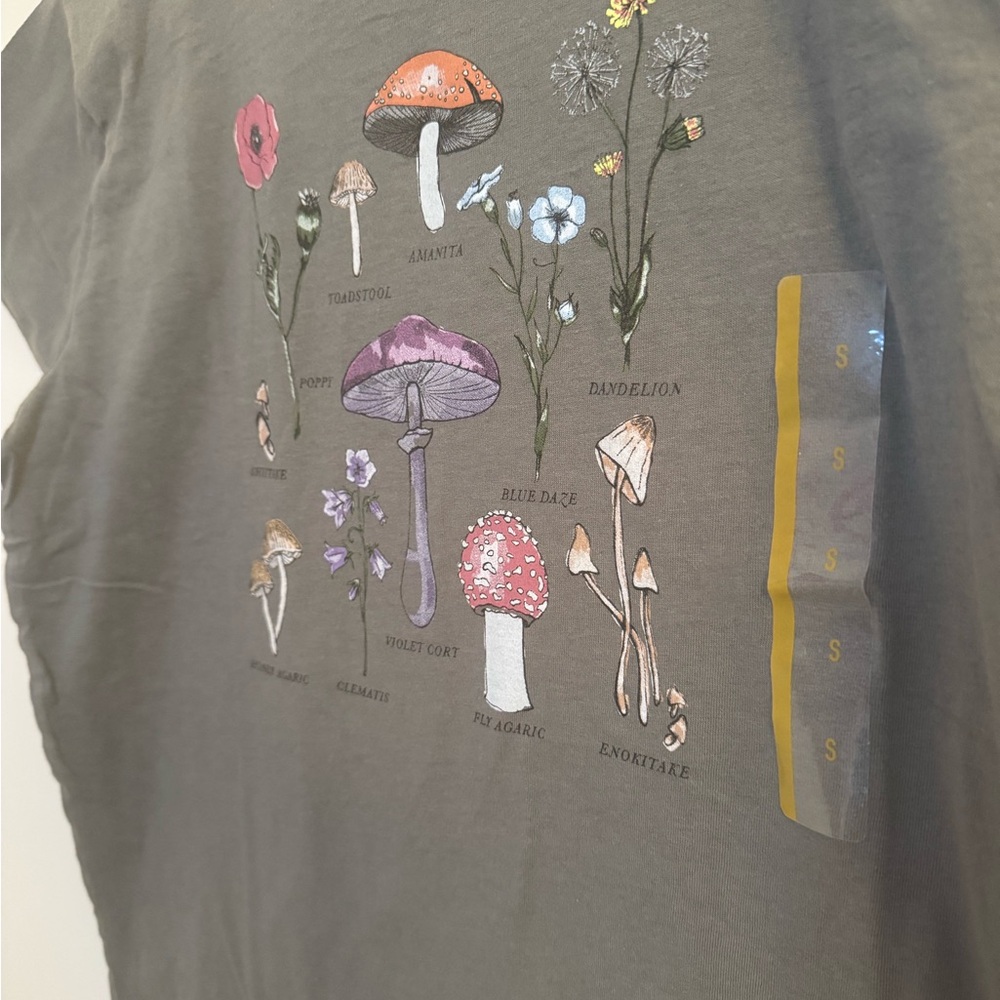 Doe. Women’s Mushroom Graphic T-shirt NWT Size Small - Picture 3 of 4